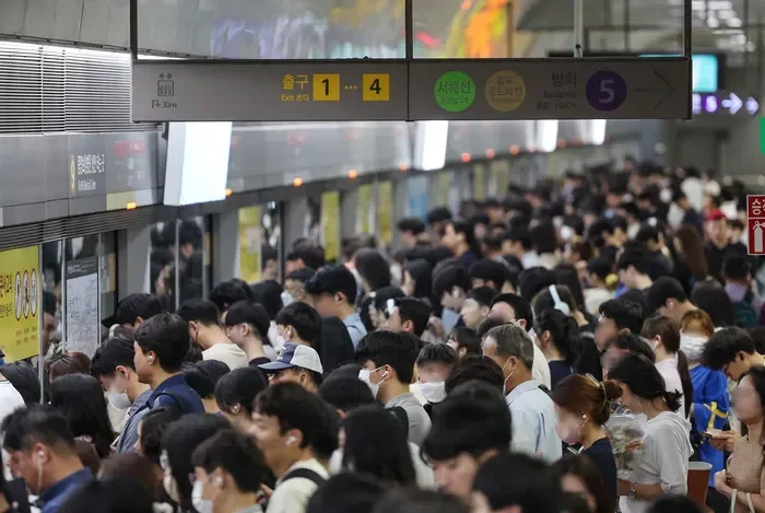 Picture of hellish subway in Korea. Source: Kyunghyang Shinmun.